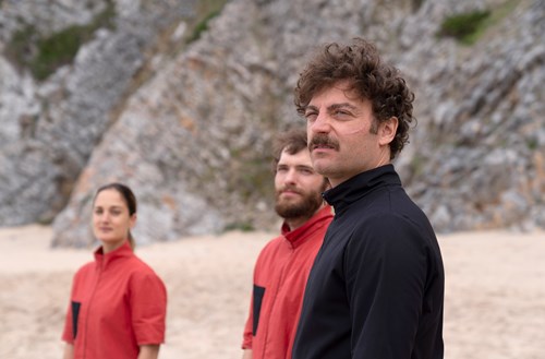 To mænd og en kvinde på en strand i dramaserien Charité sæson 4